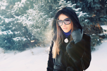 Woman with sunglasses in the snow